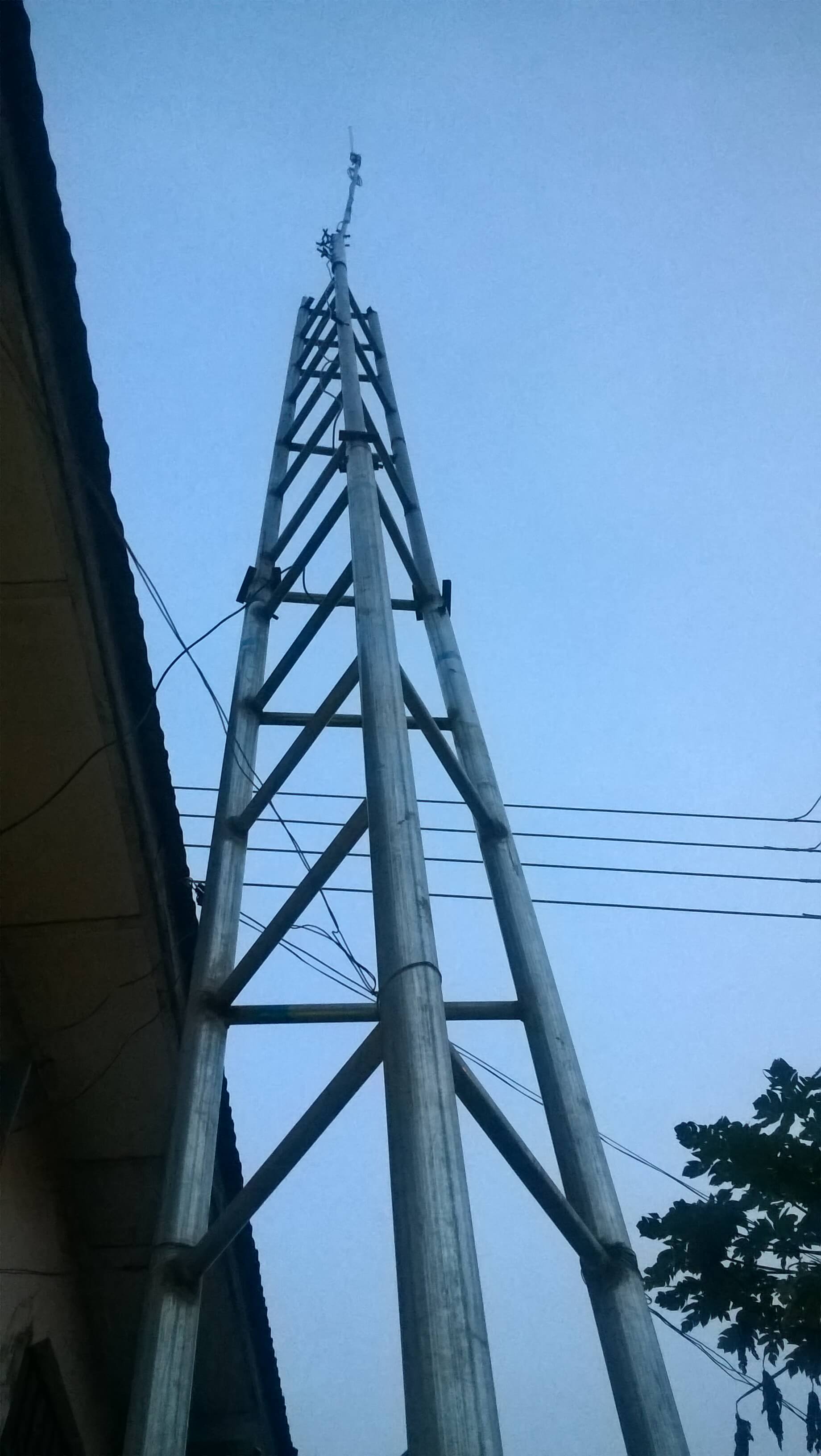 Transmission tower carrying the Geoponet antenna array